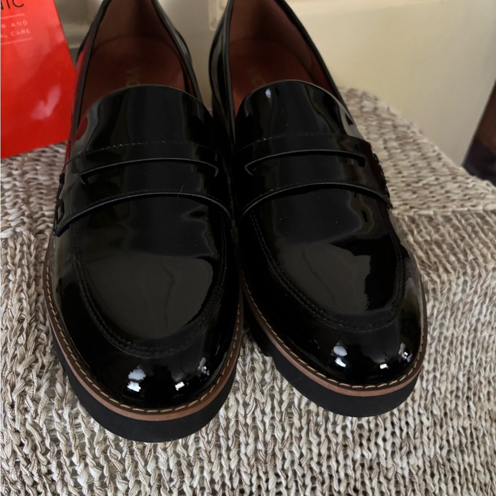 NEW Vionic Cheryl Black Patent Leather Loafers - Picture 6 of 7